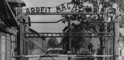 Hlavní táborová brána s nápisem Arbeit macht frei (Práce osvobozuje).