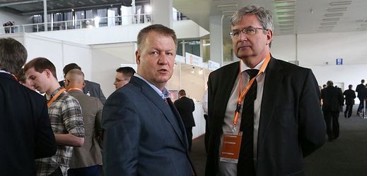Bývalý ministr zdravotnictví Svatopluk Němeček (vlevo) a Miroslav Jansta na sjezdu ČSSD v roce 2017.