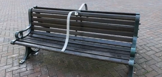 Jedna z upravených laviček v Bournemouthu, která má znemožnit bezdomovcům na nich spát.