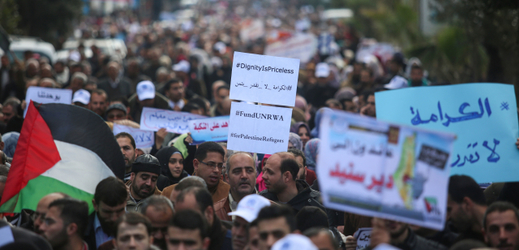 Zaměstnanci Úřadu OSN pro palestinské uprchlíky na Blízkém východě protestují proti rozhodnutí USA o snížení pomoci v Gaze.