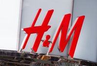 Logo firmy H&M.