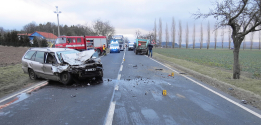Řidič osobního auta zemřel 29. ledna při dopravní nehodě na Klatovsku, srazil se s traktorem a nákladním vozem.