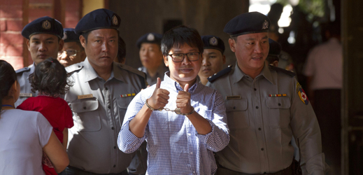 Zatčený jednatřicetiletý novinář Wa Lone.