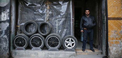 Syřan Ammár Maaráví ve svém podniku na opravu pneumatik.