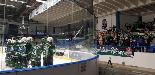Karlovarští hokejisté slaví se svými fanoušky výhru v Kladně.