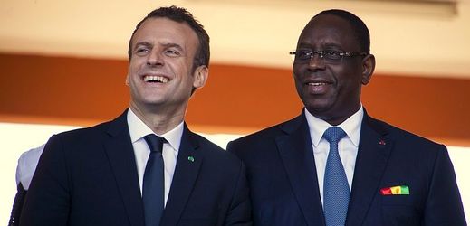 Francouzský prezident Emmanuel Macron a jeho senegalský protějšek Macky Sall.