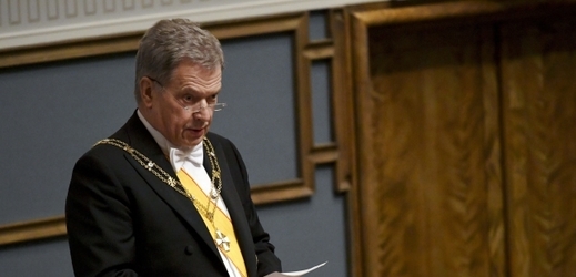 Finský Sauli Niinistö promlouvá v parlamentu.