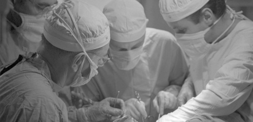 Poprvé v ČSSR nahradili kardiochirurgové silně deformovanou a poškozenou dvojcípou chlopeň v srdci umělou chlopní, takzvanou chlopenní protézou.