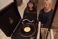 Exponátem měsíce února jsou v teplickém muzeu gramofonové desky s proslovy Klementa Gottwalda.