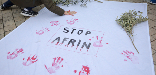 Kurdové protestují proti situaci v Afrínu.