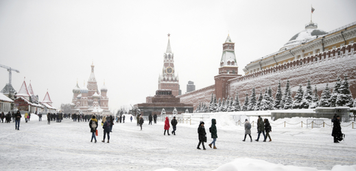 Zasněžená Moskva vypadá romanticky, ale sníh působí velké potíže.