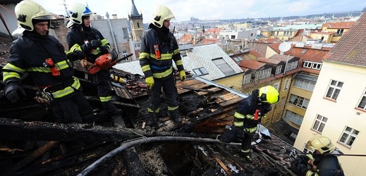 Hasiči dostali požár podkrovního bytu ve Školské ulici v centru Prahy pod kontrolu.