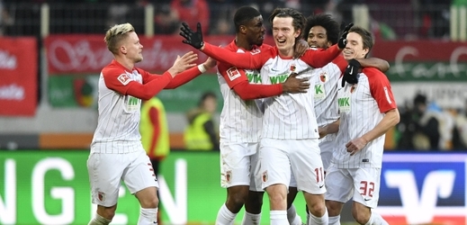 Fotbalisté Augsburgu se radují z vítězství nad Frankfurtem.
