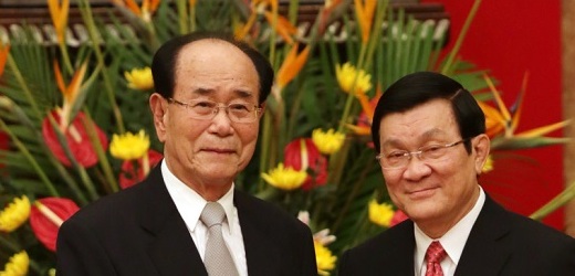 Kim Jong-Nam (vlevo) formálně povede výpravu KLDR na zimní olympijské hry v Jižní Koreji.