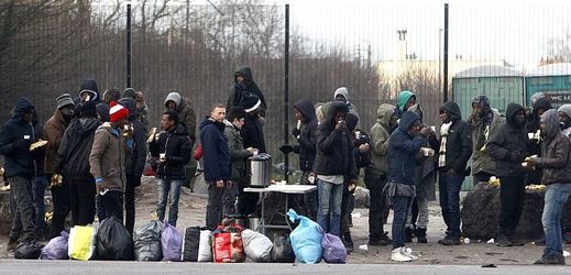 Dobrovolníci rozdávají kávu migrantům ve francouzském přístavním městě Calais.