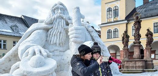 Obří sněhová socha Krakonoše na náměstí v Jilemnici.