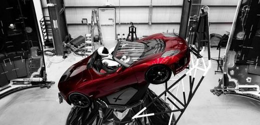 Tesla Roadster už čeká, zda se start podaří.