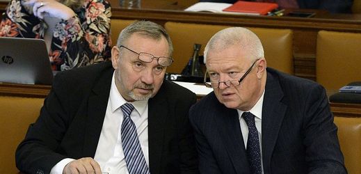 Předseda poslaneckého klubu KSČM Pavel Kováčik (vlevo) a šéf poslanců hnutí ANO Jaroslav Faltýnek.