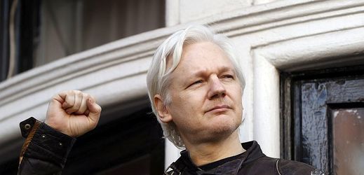 Julian Assange se od roku 2012 ukrývá na ekvádorské ambasádě v Lodnýně.