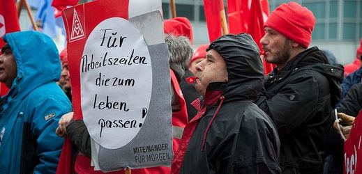 Stávkující zaměstnanci německé automobilky Daimler.