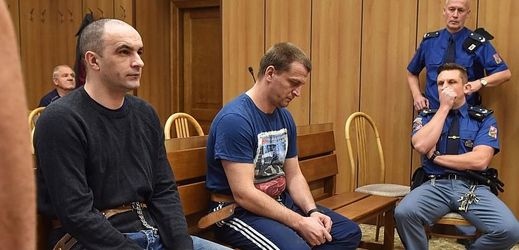 Ivan Ivanovský (vlevo) a Róbert Simon před soudem v Táboře.