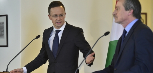 Šéf maďarské diplomacie Péter Szijjártó (vlevo).