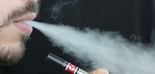 Smíchání více příchutí do jedné e-cigarety je velmi škodlivé, tvrdí nová studie (ilustrační foto).