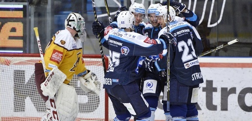 Plzeňští hokejisté se radují ze vstřelené branky.
