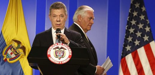 Kolumbijský prezident Juan Manuel Santos (v popředí) a americký ministr zahraničí Rex Tillerson. 