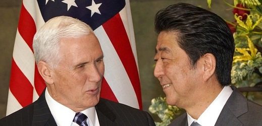 Americký viceprezident Mike Pence jednal s japonským premiérem Šinzónem Abem.