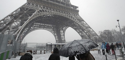 Eiffelova věž pod sněhem. 