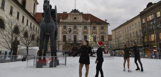 Městská část Brno-střed zprovoznila na Moravském náměstí před Místodržitelským palácem ledovou plochu, ze které ční jezdecká socha Jošta Lucemburského.