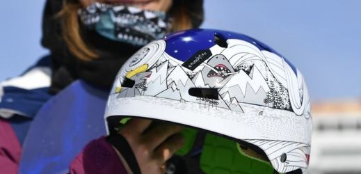 Závodní helmu Šárky Pančochové zdobí i neobvyklé nápisy.