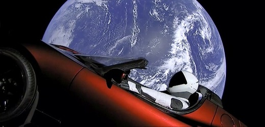 Rudý kabriolet Tesla.