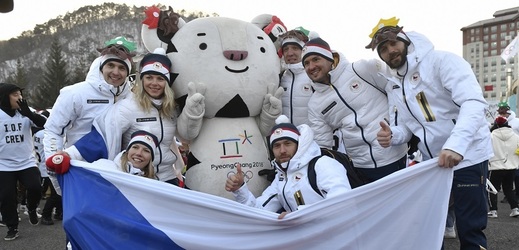 Čeští fanoušci s maskotem olympijským her v Pchjongčchangu.