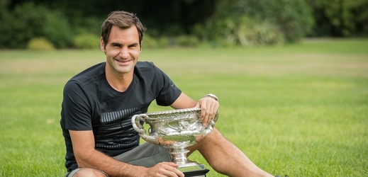 Švýcarský tenista Roger Federer s trofejí po triumfu na Australian Open.