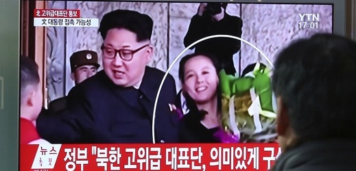 Na obrazovce vlevo Kim Čong-un