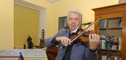 Houslový virtuos Jaroslav Svěcený.