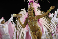 Tanečnice v karnevalovém průvodu v Riu de Janeiro.