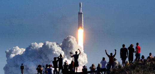 Falcon Heavy při startu.