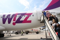 Letadlo aerolinek Wizz Air v Eidhovenu. 