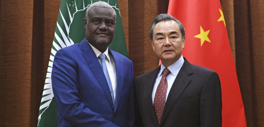 Vlevo předseda Africké unie Moussa Faki Mahamat a činský ministr zahraničí Wnag Yi.