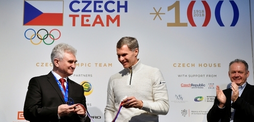 Předseda ČOV Jiří Kejval pomohl slavnostně přestřihnout pásku u Českého domu.
