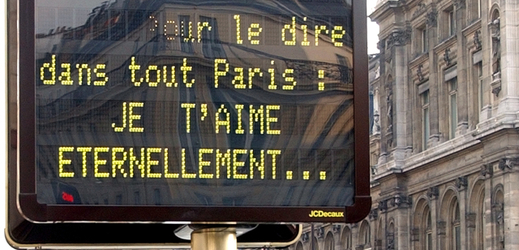 Jeden ze vzkazů, který se 14. února ukázal na informačních tabulích městského dopravního systému v centru francouzské metropole. 