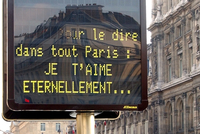 Jeden ze vzkazů, který se 14. února ukázal na informačních tabulích městského dopravního systému v centru francouzské metropole. 