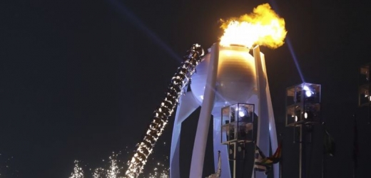 V Pchjongčchangu již hoří olympijský oheň.