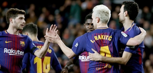 Fotbalisté Barcelony se radují z vítězství ve španělském poháru.