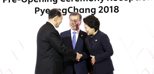 Předseda severokorejského parlamentu Kim Jong-nam, prezident Jižní Koreje Mun Če-in (uprostřed) a sestra Kim Čong-una, Kim Jo-čong.