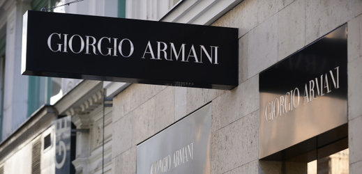 Základní škola v Tokiu objednala pro své studenty drahé uniformy od italské značky Giorgio Armani.