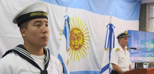 Mluvčí argentinského námořnictva Enrique Balbi (vpravo) na tiskové konferenci.